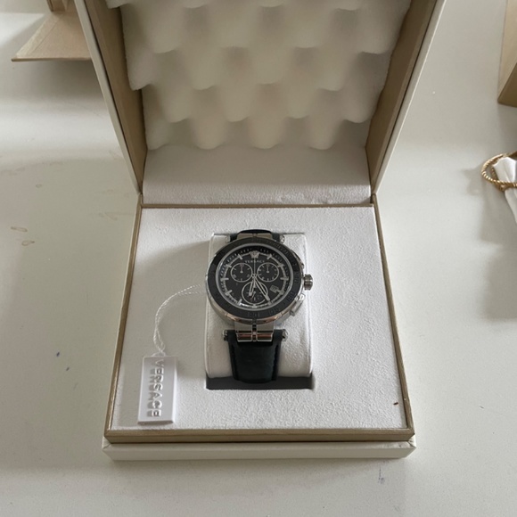 Versace m’en Watch - Picture 3 of 6